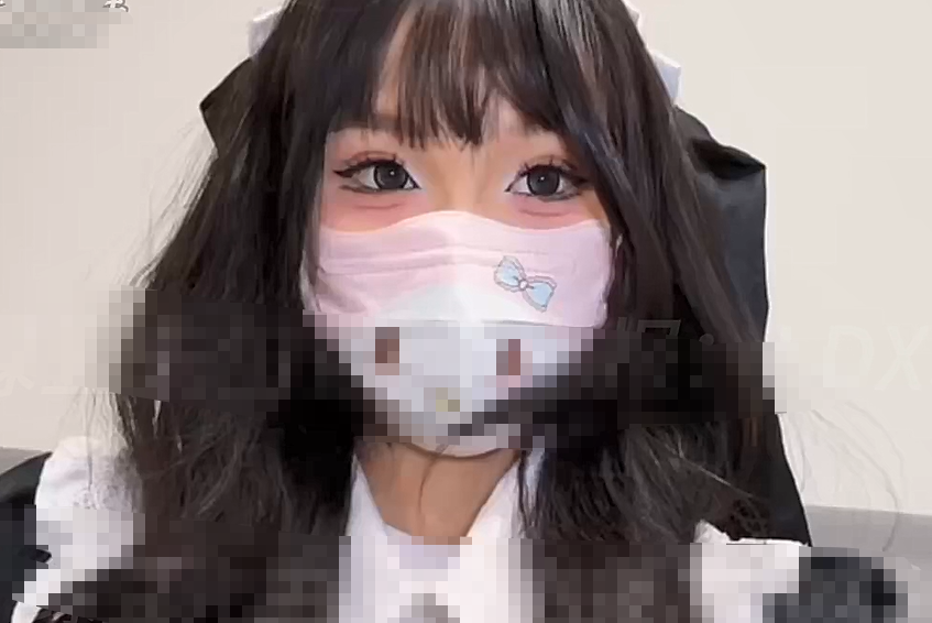 爱吃雪糕 7.1号真实同父异母，这妮子又开始作妖了，趁爸爸午休，我在看斗破苍穹，这妮子淫瘾又来了，换上圣母装扮来我房间又给我舔上了。期间父亲微信通话响了，还接了电话，她还更加卖力了