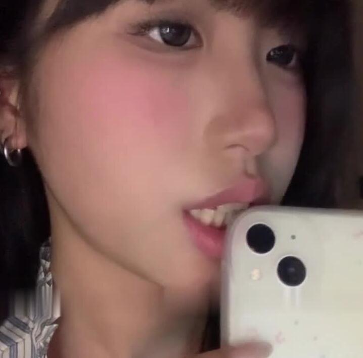 小0觉觉猪 啃手机