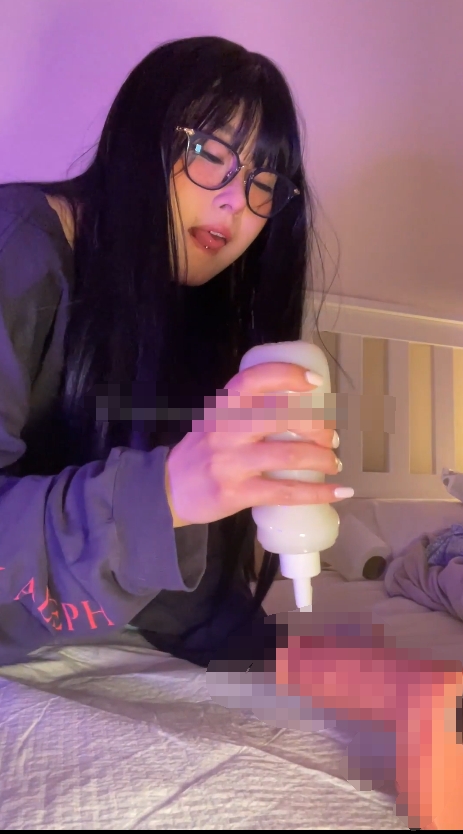no.2587 推特极品阿黑颜母狗「Pupu噗噗」超强性欲眼镜妹噗噗记录初次炮机体验，第一次尝试爽到失智，白浆和尿液交织乱流 【1V 276MB】