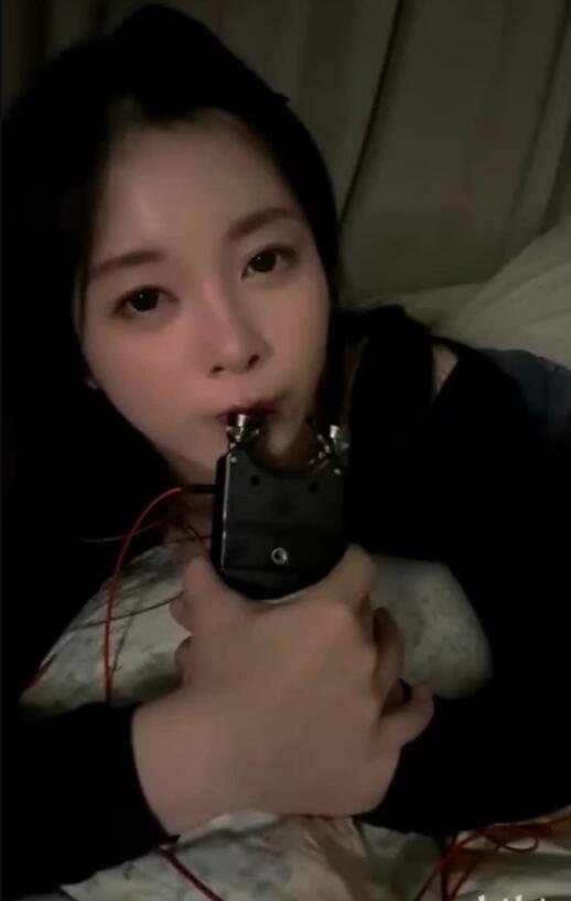 缇雅99+趴在你身边的呢喃......“手往哪放？嗯