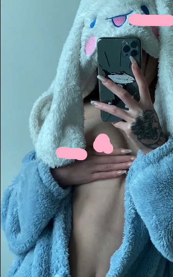 嫩逼贫乳小美女 黑色学生袜 蓝色睡衣 对镜自拍尿尿 带纹身的细长手指扣无毛嫩逼 1V454M百度盘
