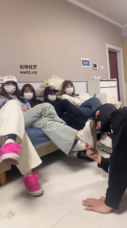 足控精神小妹群调轮流学生主的脏鞋臭袜踩踏1v600mb