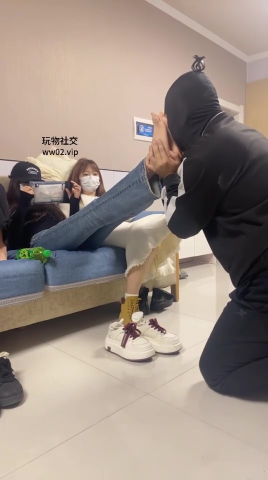 足控精神小妹群调轮流学生主的脏鞋臭袜踩踏1v600mb