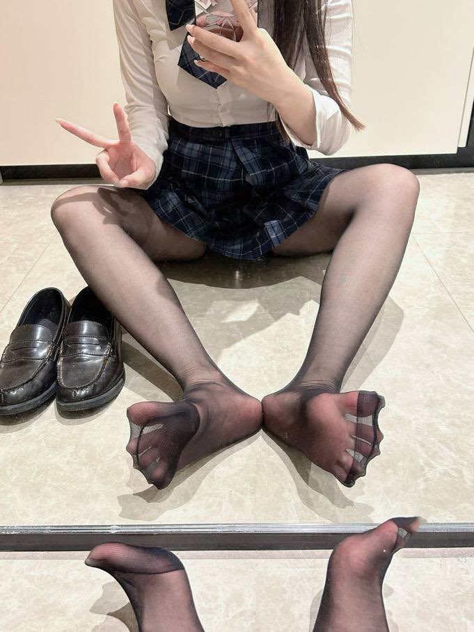 【新】困困鱼-[288门槛] 21分钟 长发萝莉 毕业季双人开发【18P+1V】【1.63G百度云】