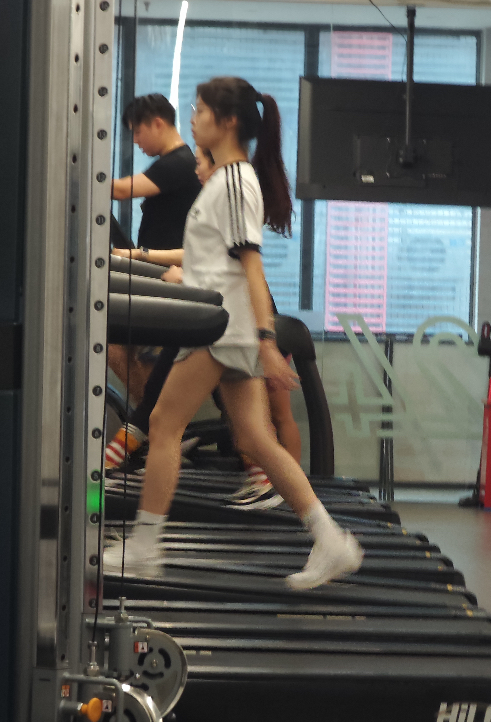 【扫楼打胶】真实尾随偷偷打胶健身房小姐姐（47 V，600 张图）