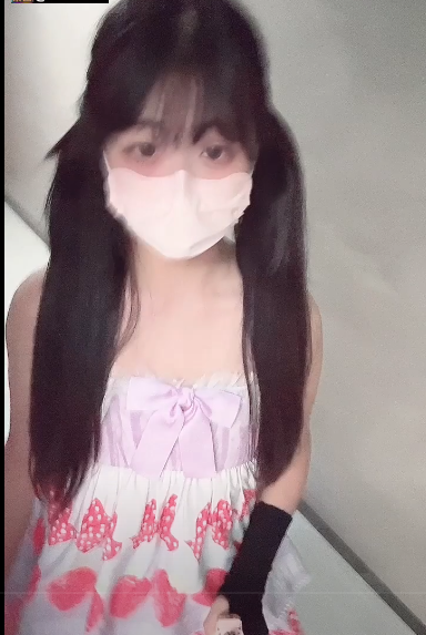 门槛定制资源，双马尾小luoli，戴口罩，穿蝴蝶结蕾丝连衣裙，在地下停车场露出大奶！1V400M百度盘