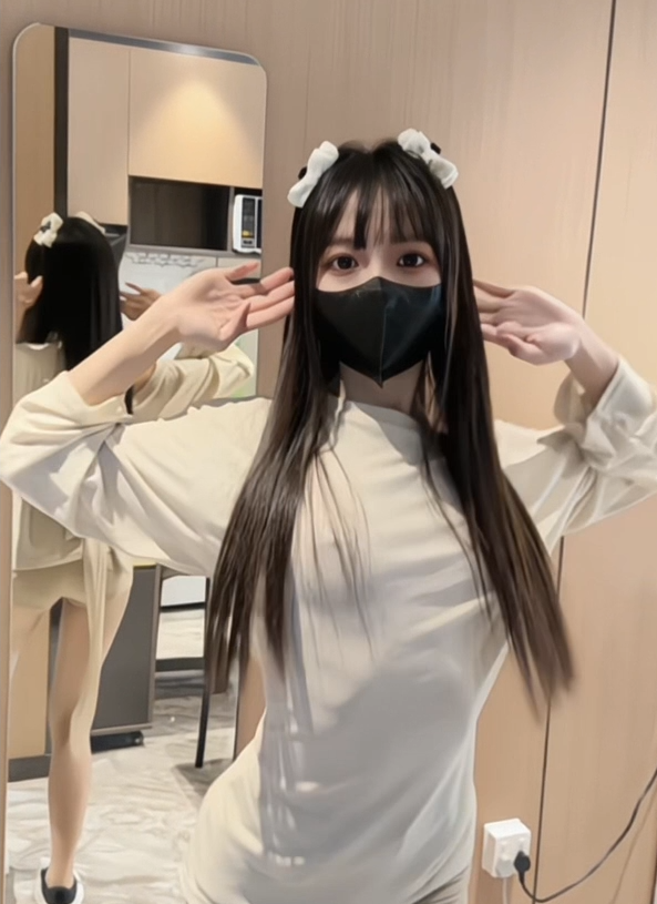 极品萝莉嫩妹-爱玩熊熊（小巧芋艿）-mfans付费原版  情侶感情升溫遊戲+3V跳舞小剧场（4V,1.21G）