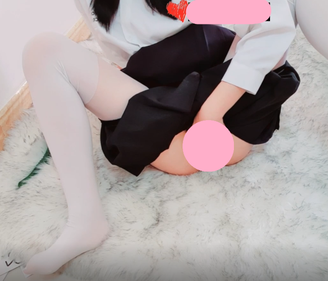 白丝连裤袜，黑色百褶裙，白衬衫诱惑，水晶黄瓜道具插逼自慰，M腿姿势，道具整根插进去  1V313M百度盘