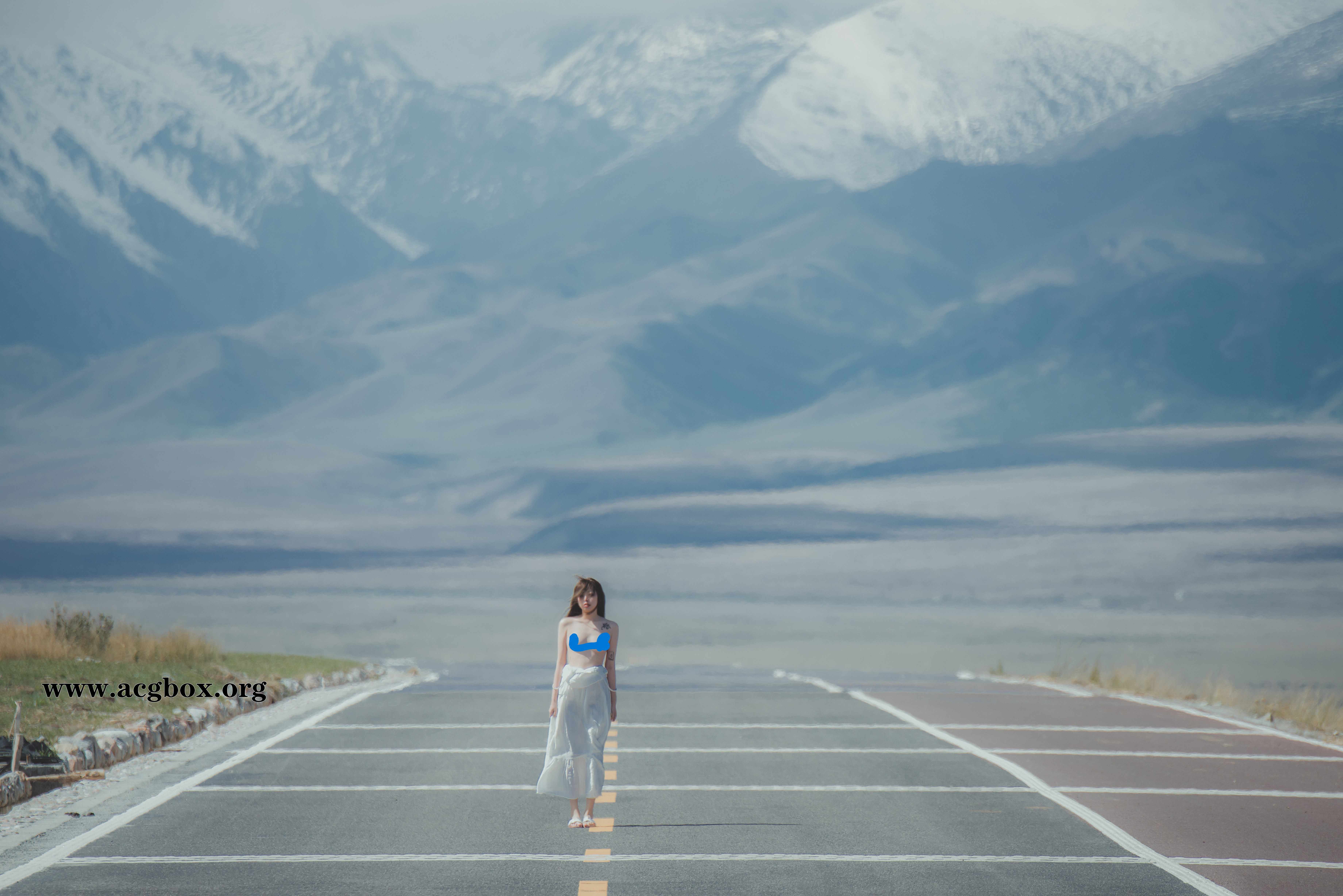 柚木绝版资源 全裸で雪山の下を歩く