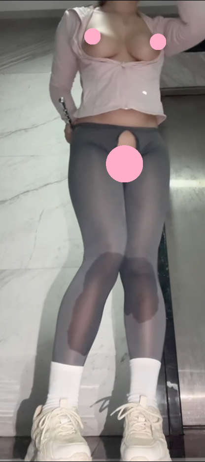 小怡奈奈 – 新作 [300门槛] 13分钟 开档瑜伽裤楼梯口露出  3V568M百度盘