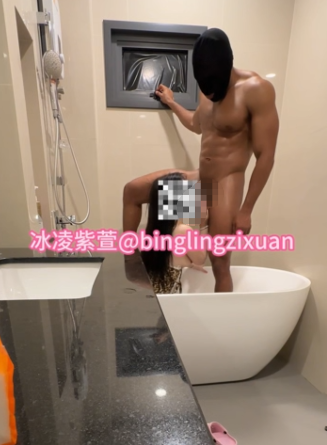 超骚母狗-冰凌紫萱-新 豹纹裙和黑鬼激情（1V,910M）