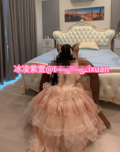 2018 娇小媚黑萝莉『冰凌紫萱』大战大老黑男友一旁拍摄，娇小身材小嫩逼要被大黑鸡巴捅到子宫了