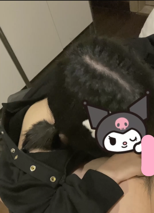 极品双马尾小luoli，穿黑色皮裙，黑色小皮鞋，跪地吃鸡巴，被第一视角抽插嫩！1V231M百度盘