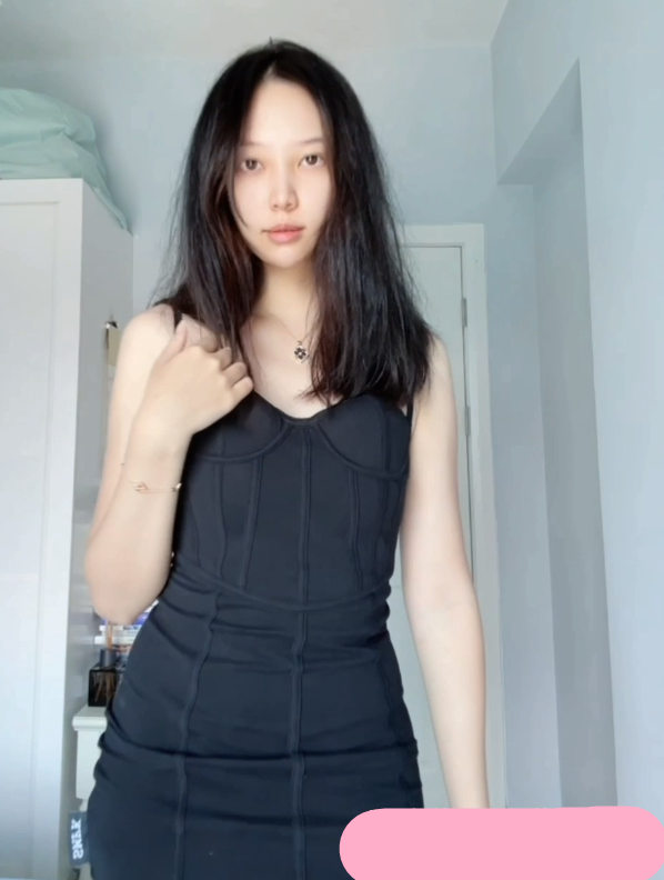 反差露脸母狗，穿紧身包臀吊带裙，黑色高跟鞋，黑色透明黑丝连裤袜，自慰棒插逼，高潮喷水！  1V758M百度盘