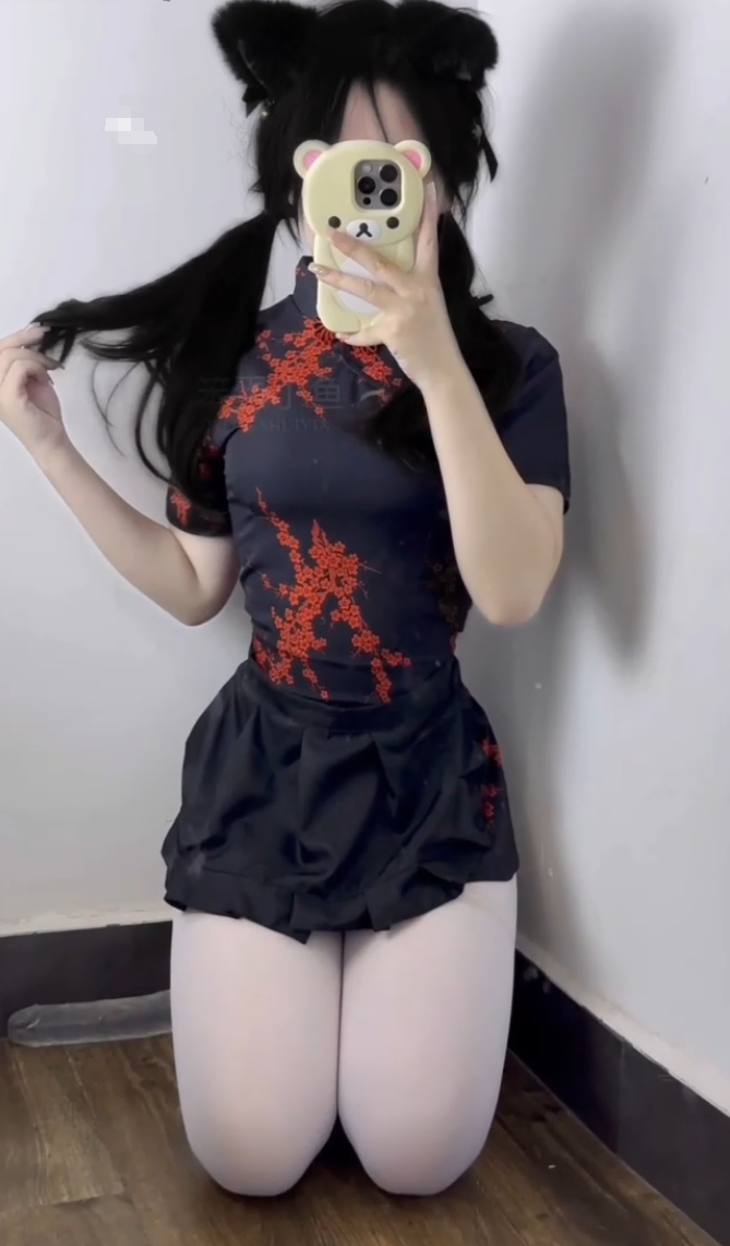 抖音笨蛋小鱼 - 9月底最新流出，反差巨乳萝莉付费定制，淫语挑逗自慰弹力插 35分钟【2v-850M】