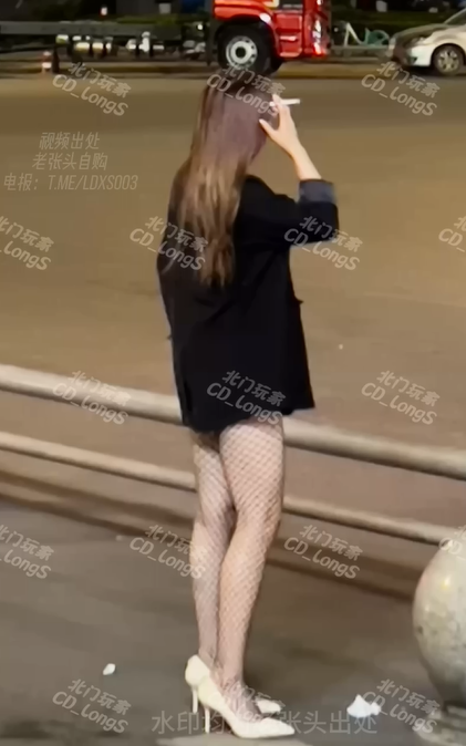 2428 绿帽淫妻大神『北门玩家』娇妻身穿黑丝渔网袜正和她一起在公园散步，她提出想要刺激，在公园里啪啪