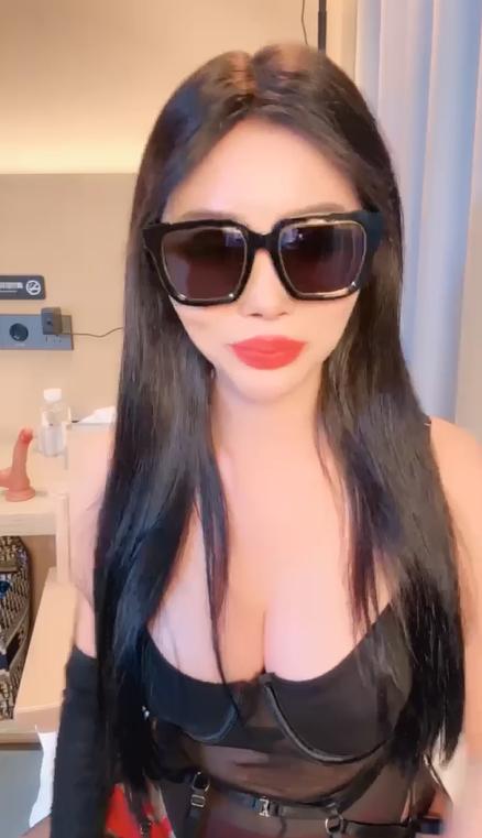 2437 『白熙』现实版妲己高颜御姐喷水姬 魔鬼身材绝美白虎爆插狂喷