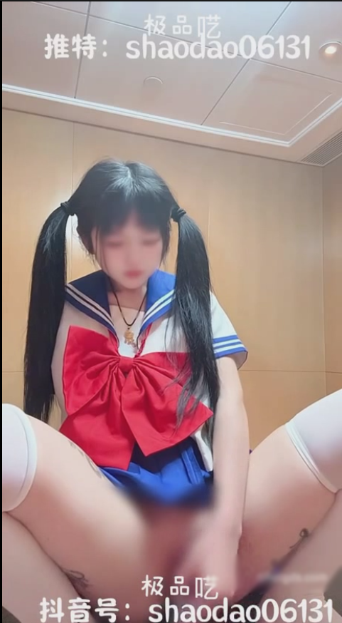 【新】抖音呆呆呓宝宝呓-极品可爱萝莉户外撒尿自慰【4P+9V】【450MB百度云】