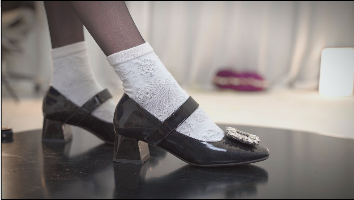 【新】B站UP倩婷miki-20240914黑丝白袜叠穿+玛丽珍鞋（原声）【1V】【882MB百度云】