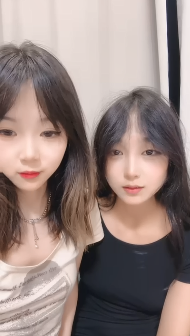 2423 群P淫乱盛宴『小艺同学』好姐妹轮流共骑一根大鸡巴 比赛榨精技术，淫声荡语环绕 男人终极梦想盛宴2v