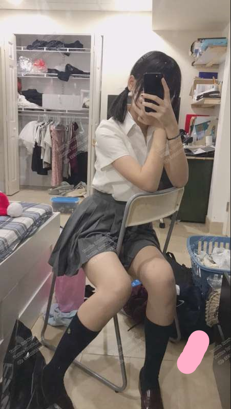 悠宝 tusiww – 超稀缺顶级白虎萝莉最新千元定制流出，口罩勒胸白丝过膝袜马丁靴棒球服对镜拍自慰扣穴  41P1V446M百度盘