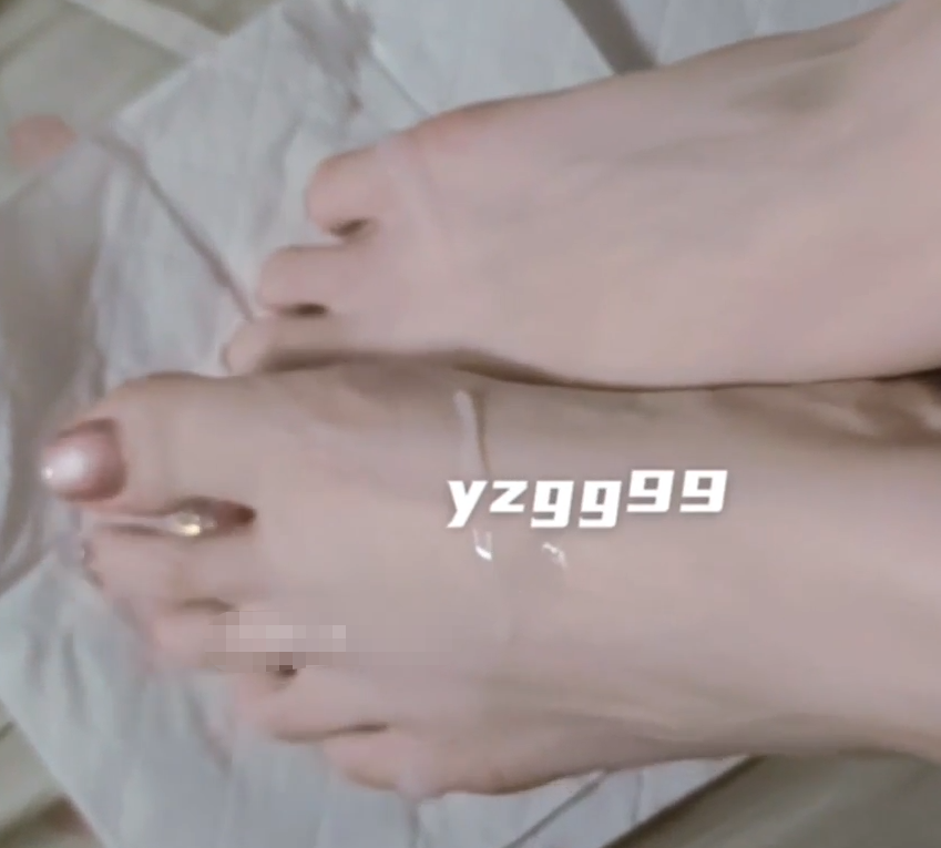 极品萝莉嫩妹-养只果果( yzgg99)-10.20新   多人运动喷水足交(5V,3.4G)