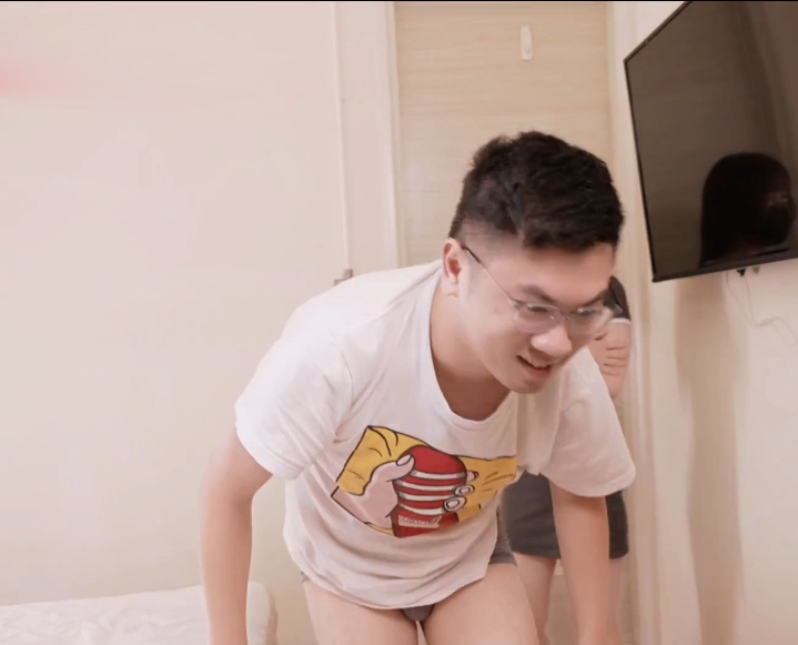 极品新人萝莉-快乐-出轨差点被发现,为了安抚男友洗鸳鸯浴!(1V,1.25G)