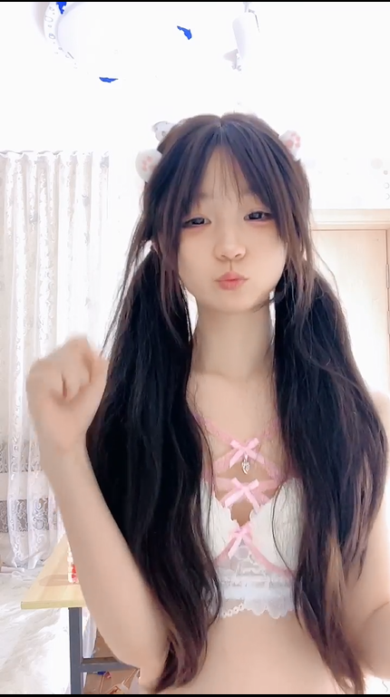 【洛丽塔】超清纯的妹子绝世美颜丝袜大长腿 美乳翘臀逼逼又嫩又紧 扣穴了