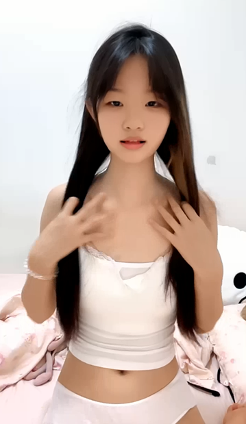 00后小美女看着很纯没想到还是个无毛白虎逼，掰开小穴看特写精彩刺激