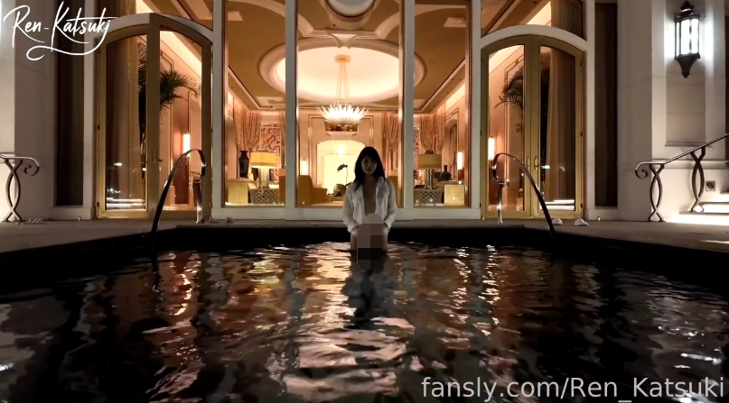 香月怜-泳池里自娱自乐，在泳池边用振动假阳具操我湿润紧致的阴户 【1V 215MB】