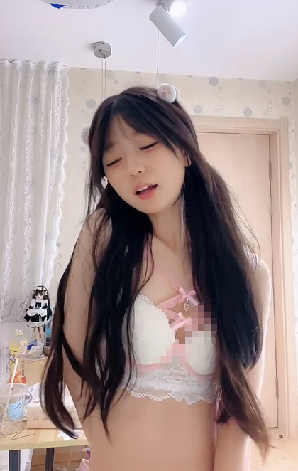 【洛丽塔】超清纯的妹子绝世美颜丝袜大长腿 美乳翘臀逼逼又嫩又紧 扣穴了