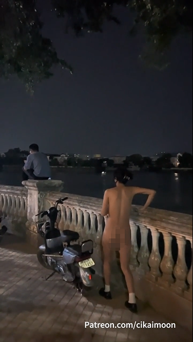 2925 10月新品，天花板露出狂人御姐【cikaimoon】最新作品完整版时长，人前全裸协闺蜜乡间城市各种露出5v