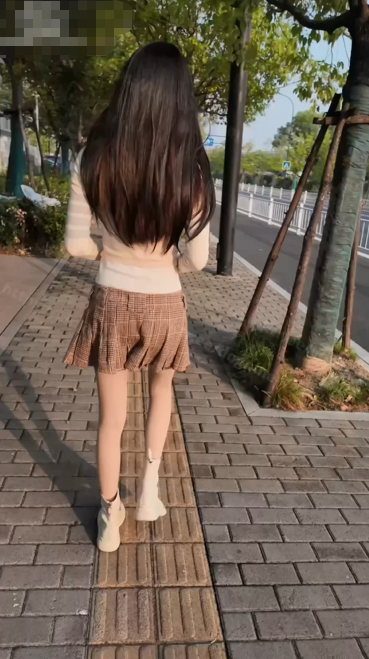 2826 『犬九 Joioio』偶遇学院超美学妹 跟踪偷拍 搭讪 掀开内裤大街上露出和露胸让我内射(2V)