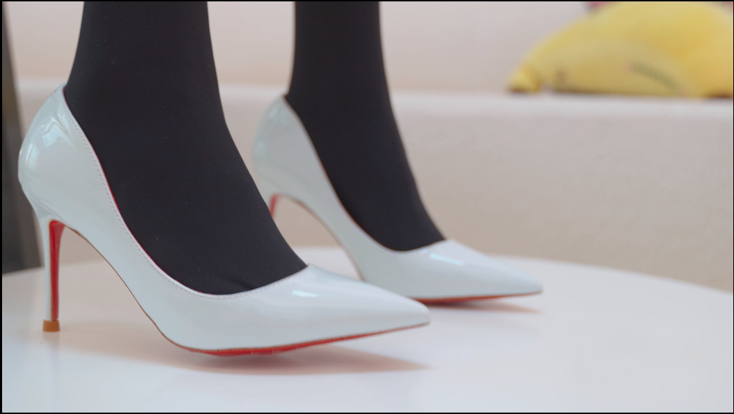 【新-足控】B站UP倩婷miki-20250307厚黑丝+白高跟（原声）【1V】【557MB百度云】