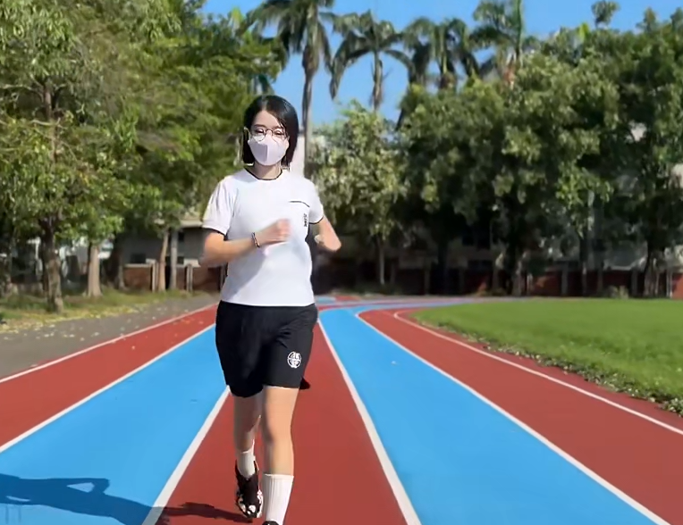 极品台妹-ssrpeach-新  女学生在操场跑步时抽筋被体育老师带到保健室按摩（1V,619M）