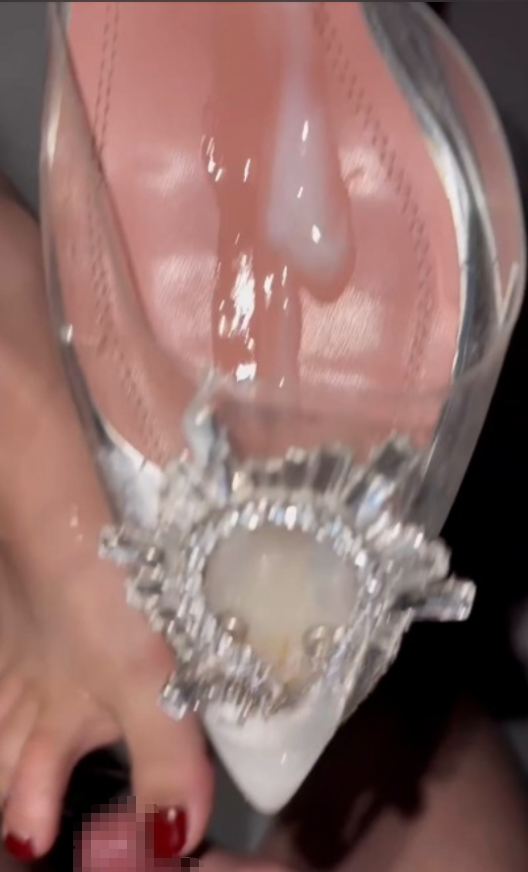 jccer射满透明水晶鞋踩着精液出门买宵夜+吃瓜徐艺霏露脸性爱泄密2v250mb