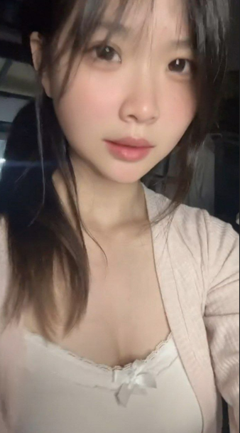 【最新更新】逆天学生妹眼镜闷骚女【超级困】福利，清纯小母狗宿舍热舞扣逼喷水-无水印原版【52V-989M】