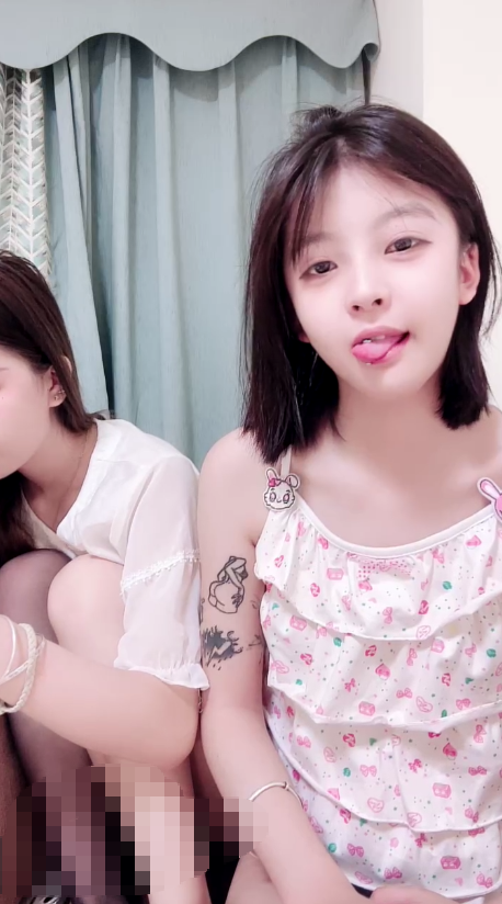 3278 『小艺同学』『源源baby』两个极品嫩妹翘起屁股轮流操3v