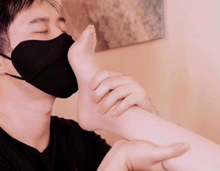 人气骚御姐-米菲兔（丝琪姐姐）-新  钢琴老师的丝袜足交奖励（1V,1.53G)