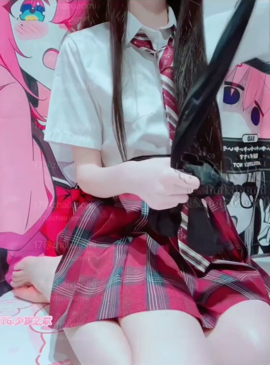 玉足萝莉 宅小咪 【2V 911MB】