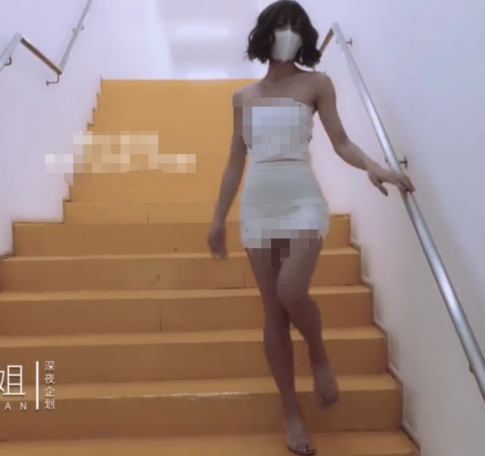 懂小姐-《艺术馆露出挑战》短发小姐姐艺术馆露出隐私地下车库自慰