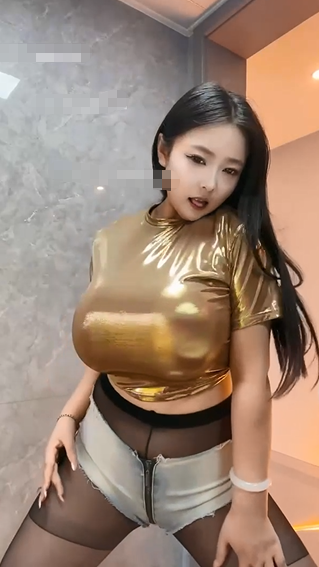 3395 【快手福利】，陕西25岁小少妇，巨乳风骚御姐，【善良饱饱】，奶子真大，小逼很粉7v