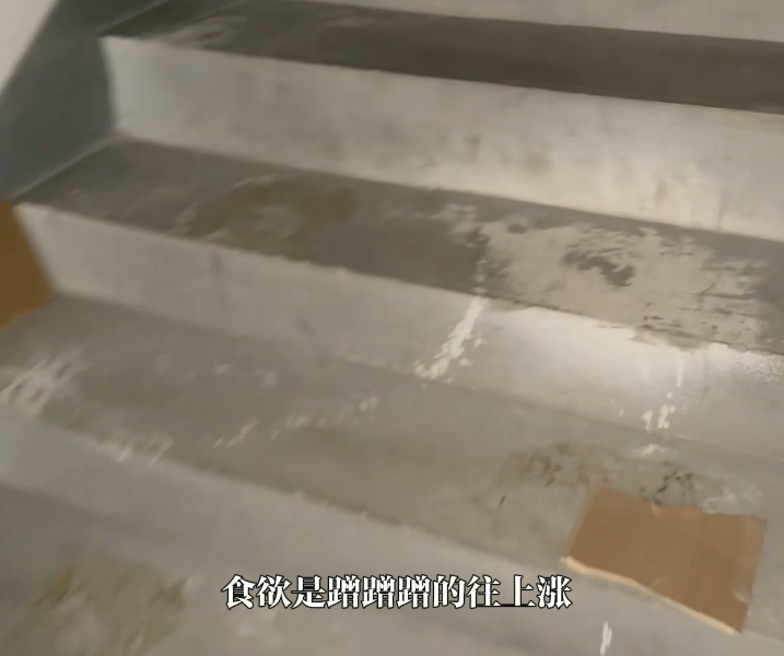 新晋极品萝莉-嫩小兔-离家少女欲求不满，被同学爸爸操到腿软（1V,2.12G）