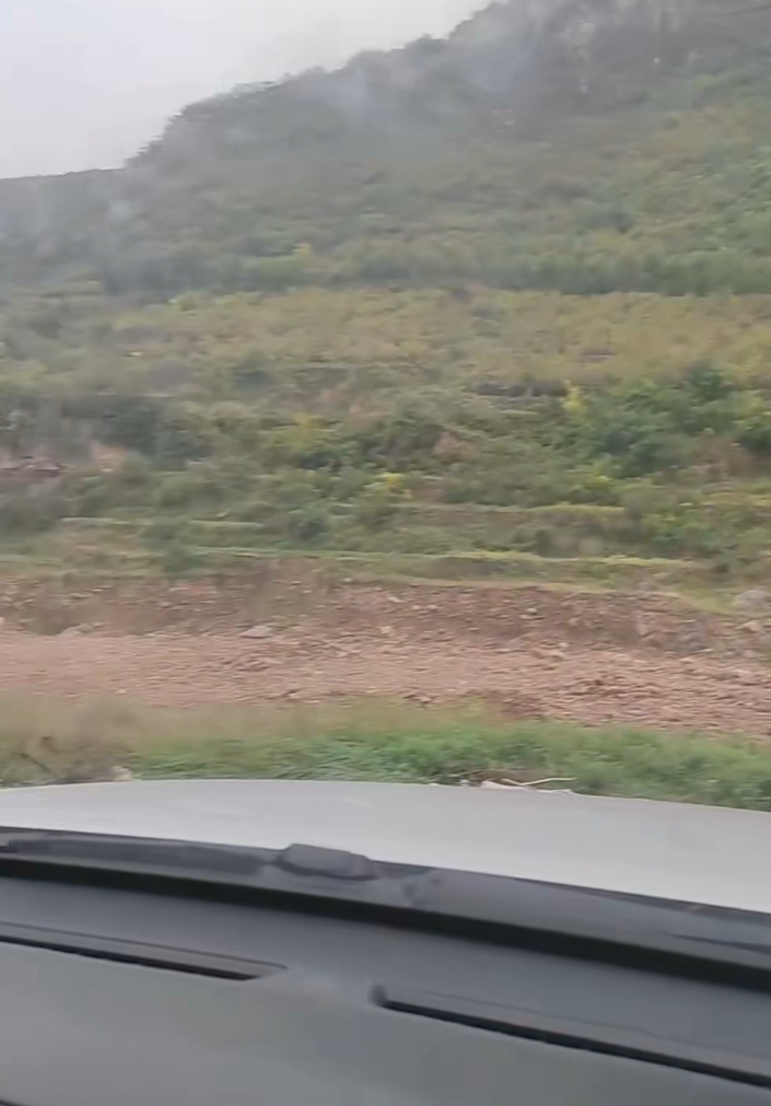 极品肉感人妻-娍-线上约同城大哥在马路边上停车车震(1V,480M)