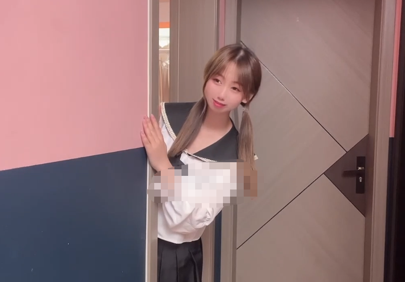 小桃 女学生的淫荡生活，老师大肉棒插进去之后直接塞满嫩穴