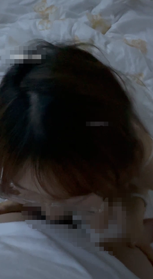 【原档泄密】，20岁学生妹，【李若萱】，完美露脸，眼镜妹床上很反差，被男友操的高潮不断2v