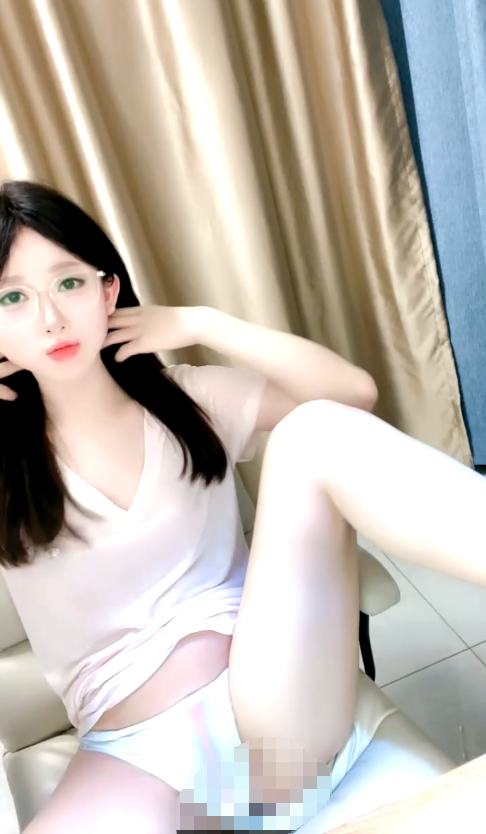 蓝川师織 眼镜妹直播 颜值反差眼镜女大，蜜臀一线天女神