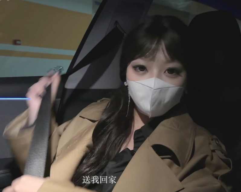 超极品巨乳御姐-菠萝啤-跨年夜偷情人妻女上司(1V,2.27G)