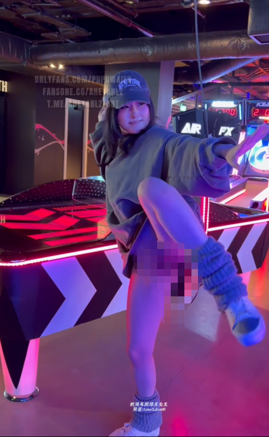 噗噗 pupuwaifu 1月12日同步更新原创博主【保龄球馆】下 【1V 537MB】