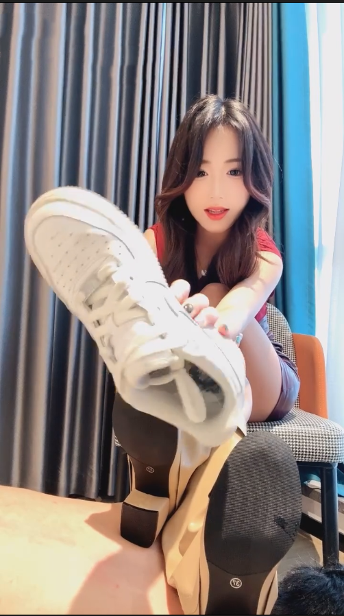 玩物直播小7s-251206 鞋奴真人红绿灯寸止换装调教【1V】【156MB百度云】